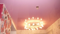розовый глянцевый натяжной потолок